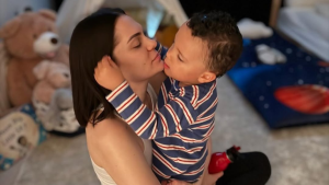 Jessie J compartilha experiência com o câncer de mama e maternidade