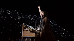 Lady Gaga brilha em NY com show nostálgico e novidades da turnê The Mayhem Ball