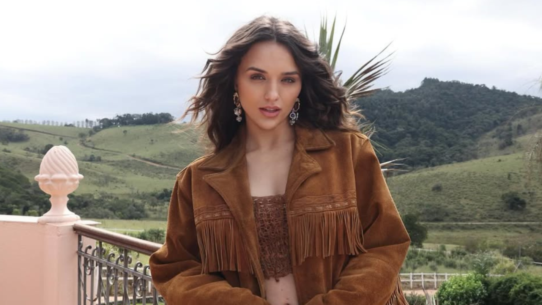 Rafa Kalimann se emociona ao ser presenteada com caminhão de flores