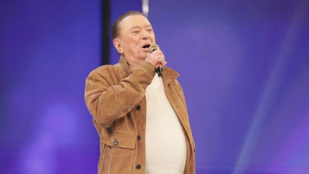 Apresentador Raul Gil passa por exames e segue internado para observação