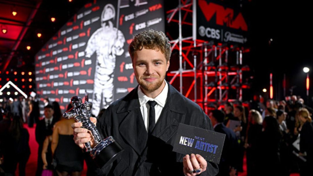 VMA 2025: Alex Warren vence categoria Artista Revelação