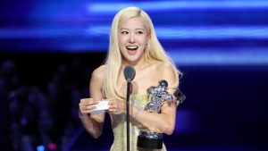 VMA 2025: ROSÉ e Bruno Mars vence categoria Música do Ano