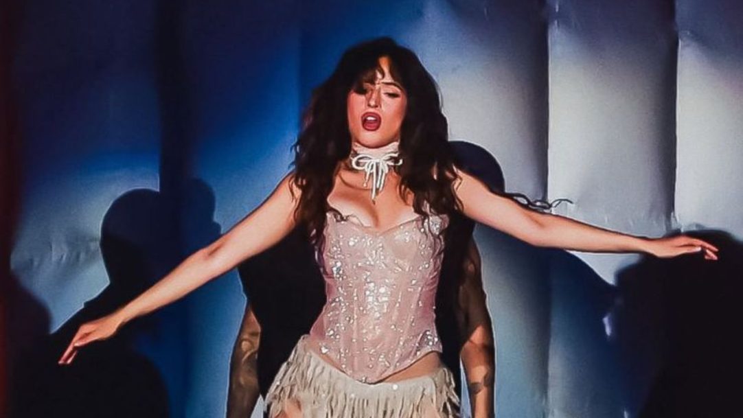 Camila Cabello encanta com look ousado na abertura do The Town 2025