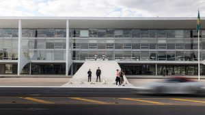 Em tentativa de invasão ao Palácio do Planalto homem leva tiros de borracha e é preso