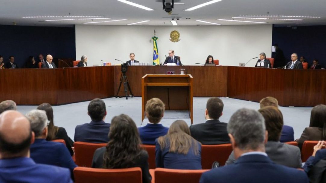 Julgamento de Bolsonaro é interrompido e será retomado às 14h