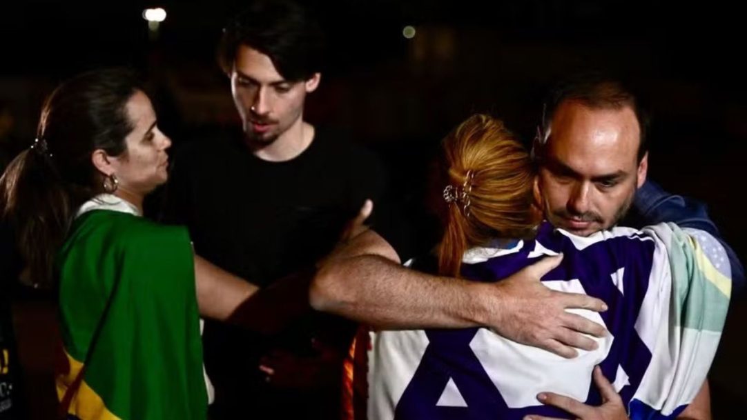 Filhos de Bolsonaro fazem vigília em condomínio onde pai cumpre prisão domiciliar