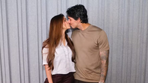 Astro do surfe Gabriel Medina surge aos beijos com Isabella Arantes em São Paulo