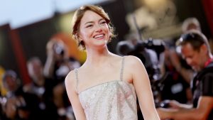 Tapete vermelho do Festival de Veneza 2025 marca oitavo dia com desfiles de estrelas e glamour