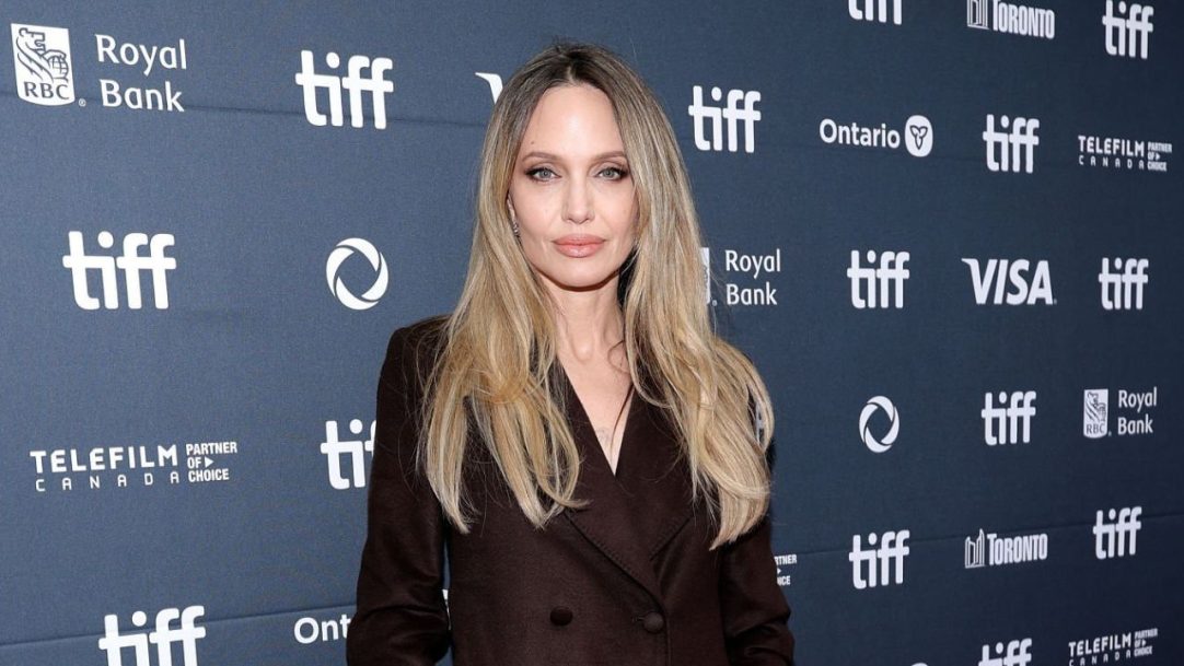 Angelina Jolie se emociona ao fazer raro comentário sobre a mãe