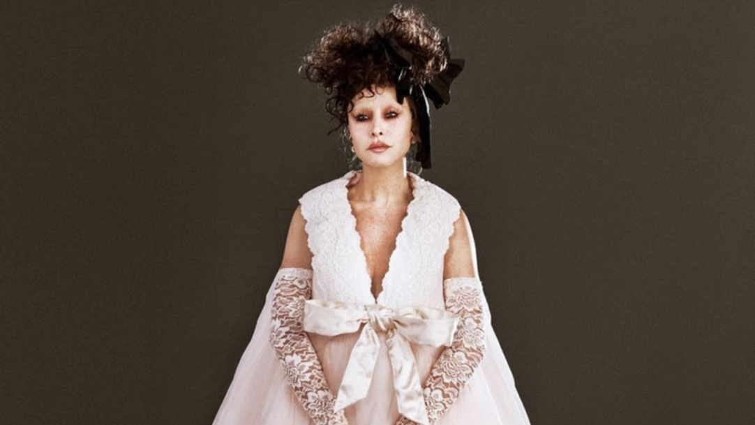 Sabrina Sato surge com look ousado e dá início às preparações para o Halloween, reafirmando seu posto como maior ícone da data no Brasil