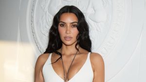 Kim Kardashian comenta relacionamentos passados e revela encontro promovido pela mãe