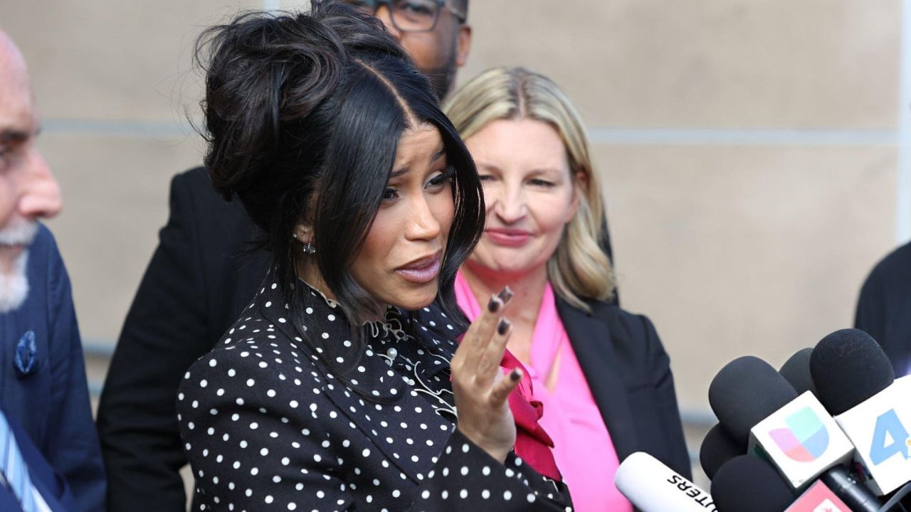 Cardi B é entrevistada ao sair do tribunal | Reprodução/Mega/Getty Images Embed