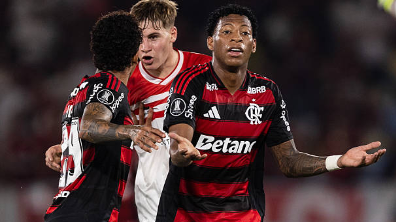 O atacante equatoriano foi expulso após lance polêmico | Reprodução/Ruano Carneiro/Getty Images Embed