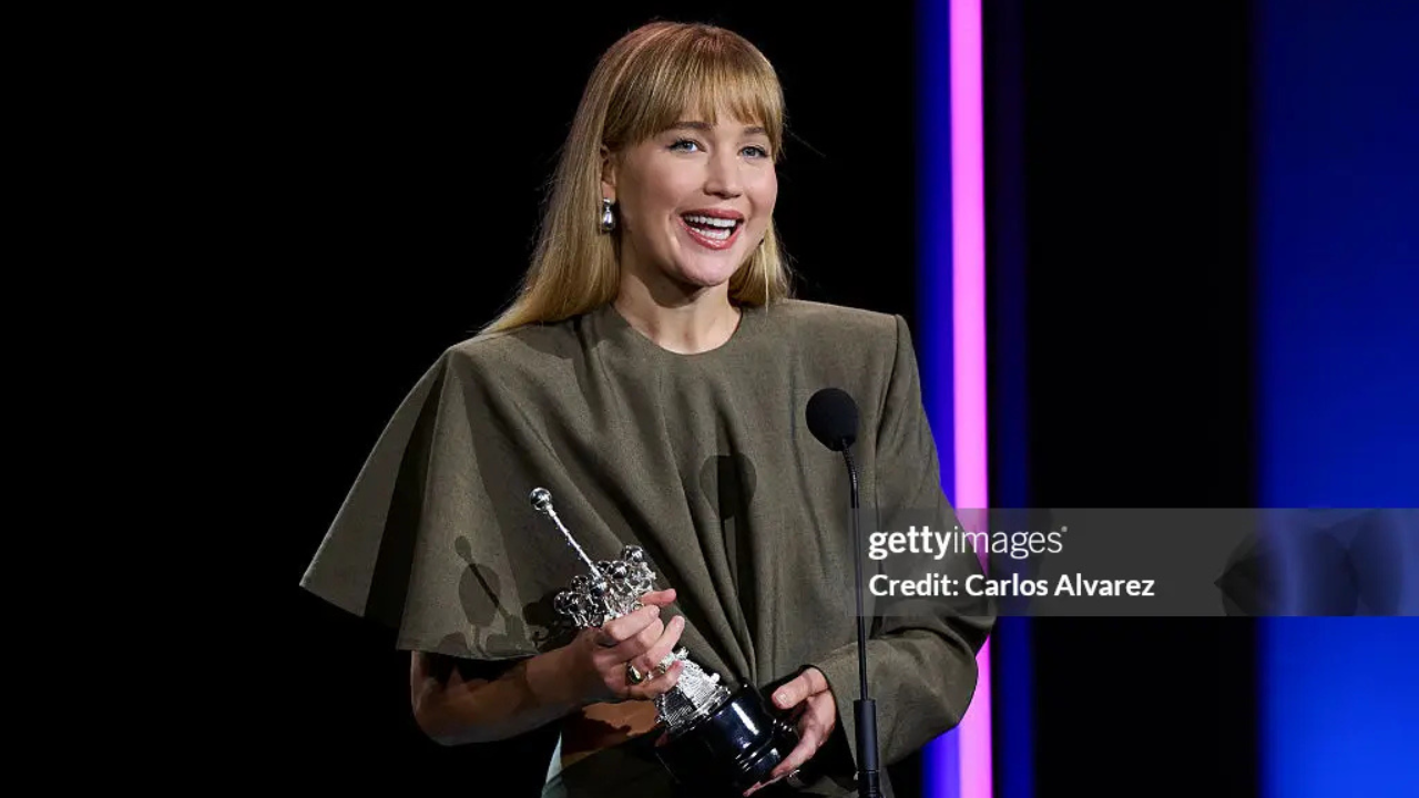 Jennifer Lawrence se torna a mais jovem a receber o Prêmio Donastia | Reprodução/Carlos Alvarez/ Getty Images Embed