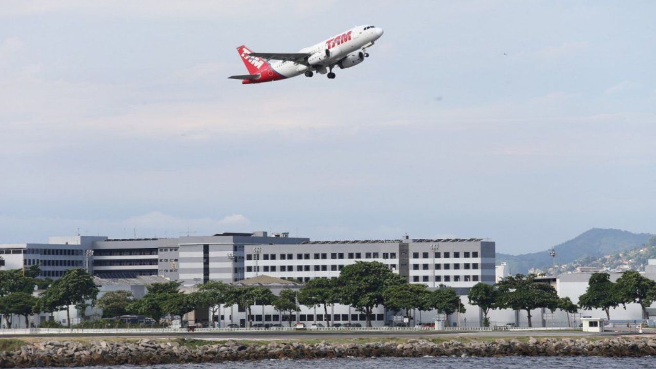 Avião decolando do aeroporto Santos Dumont | Reprodução/X/@JovemPanNews