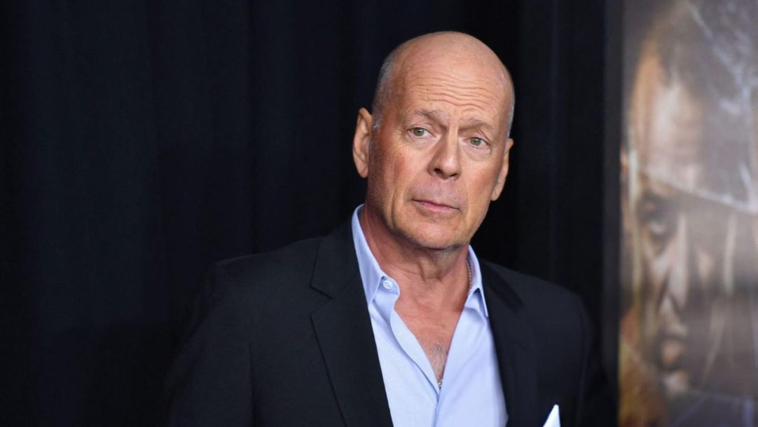 Bruce Willis é visto em passeio de carro após mudança para casa de cuidados