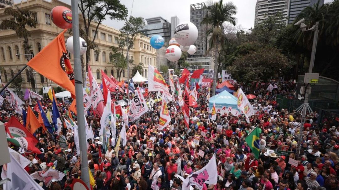 Manifestações de esquerda ocupam as ruas contra anistia em reação a atos bolsonaristas