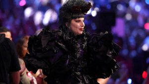 Lady Gaga emociona público com performance intimista de “Vanish Into You”