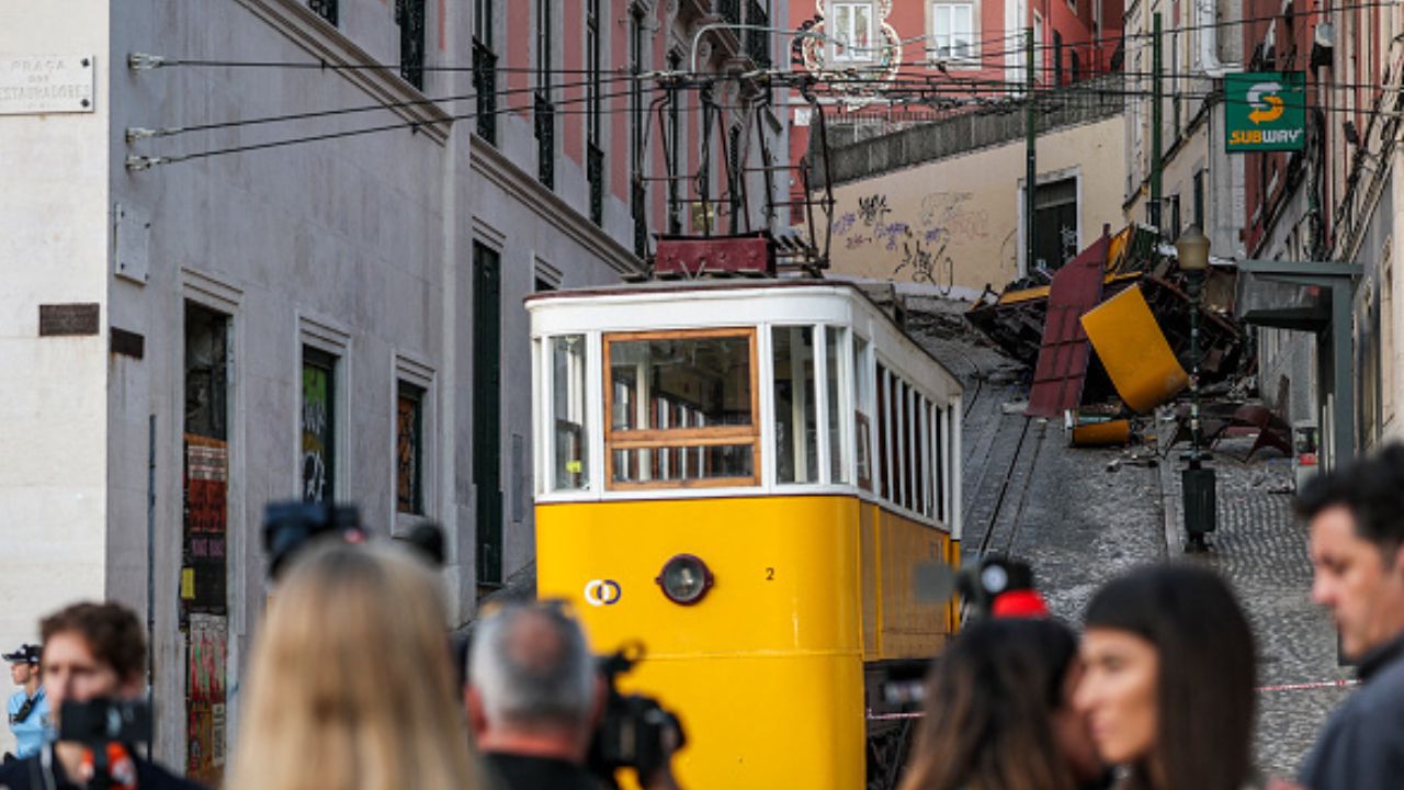  Acidente no Elevador da Glória deixa um brasileiro ferido | Reprodução/Patricia de Melo Moreira - AFP/Getty Images Embed