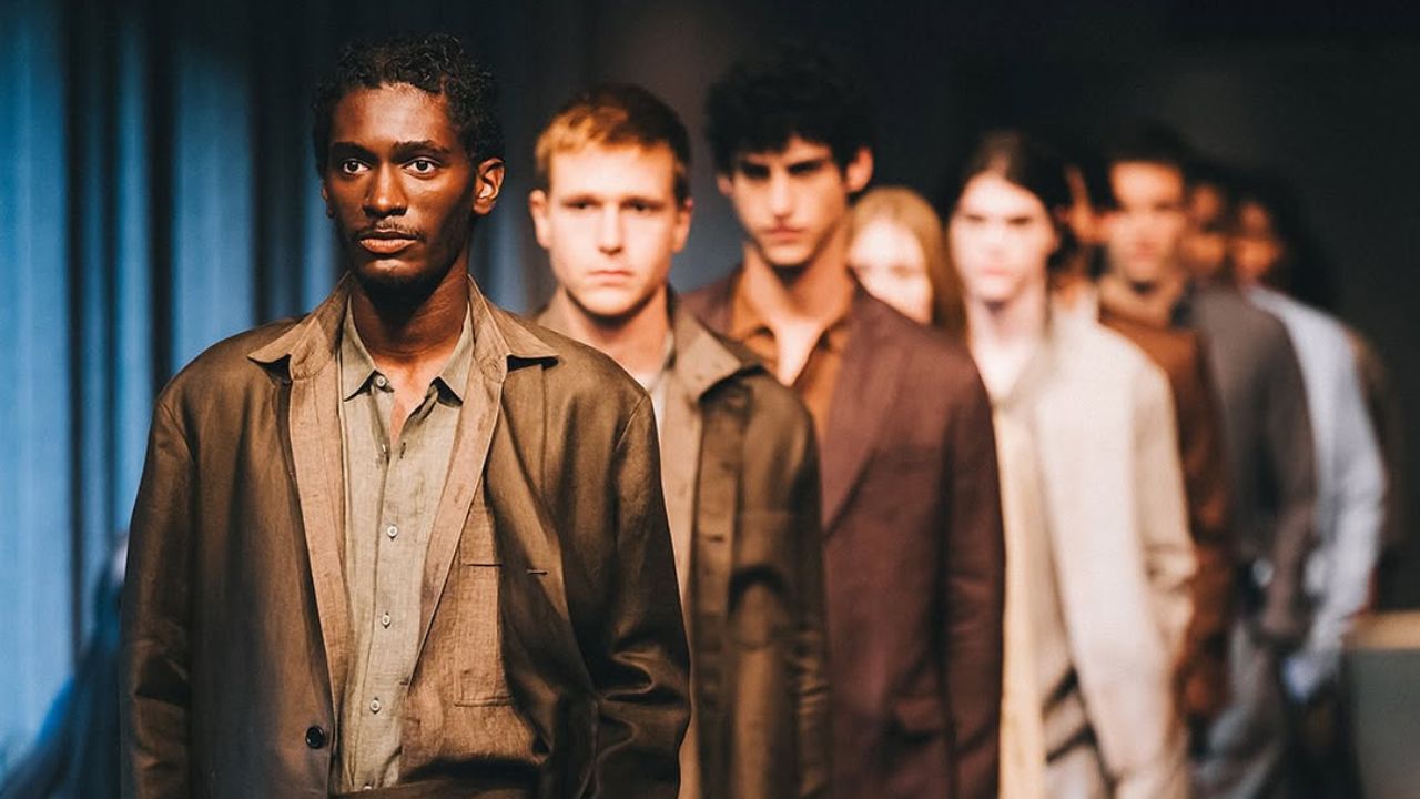 Desfile inaugura a era “40+1” da alfaiataria de Ricardo Almeida | Reprodução/Instagram/@ricardoalmeidaoficial