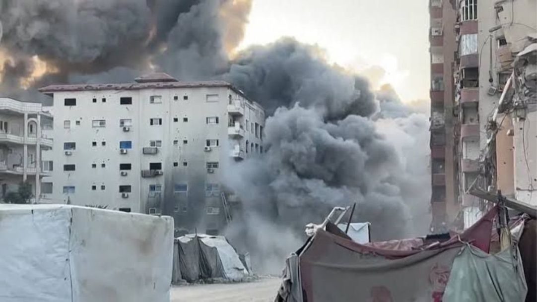 Prédio em Gaza é atingido após ataque de Israel