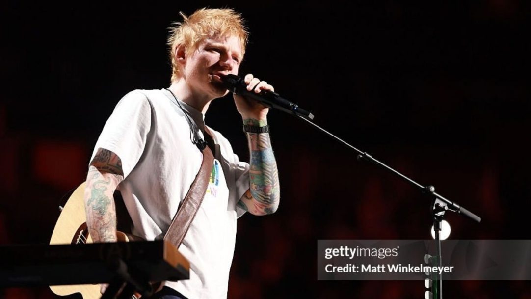 Ed Sheeran alcança o topo da parada britânica com o seu álbum “Play”