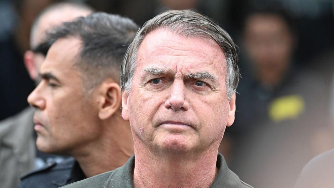 Bolsonaro deixa prisão domiciliar escoltado para exames em Brasília