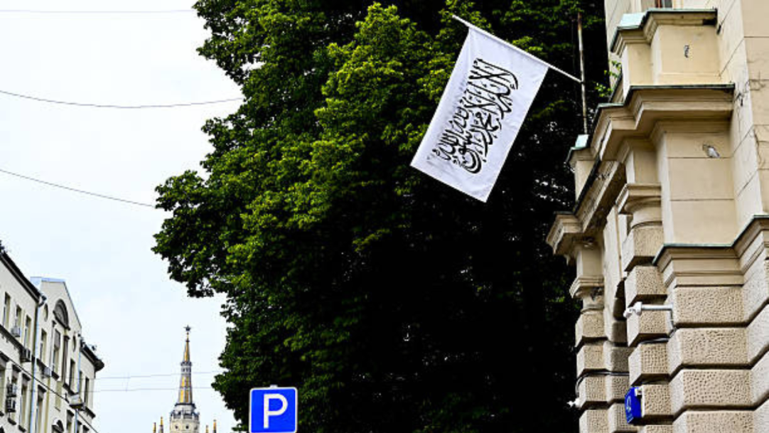 Talibã censura livros de mulheres e restringe educação no Afeganistão