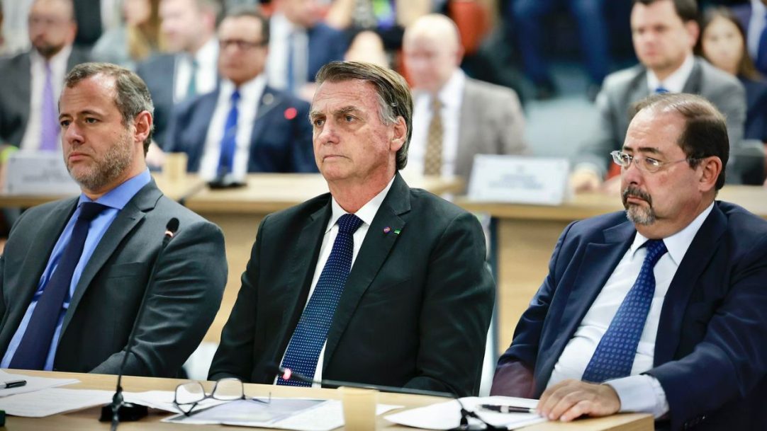 Bolsonaro responde por crimes que podem chegar à 43 anos