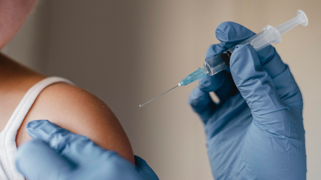 Médico aplica vacina em criança | Reprodução/Marco Santana/Freepik