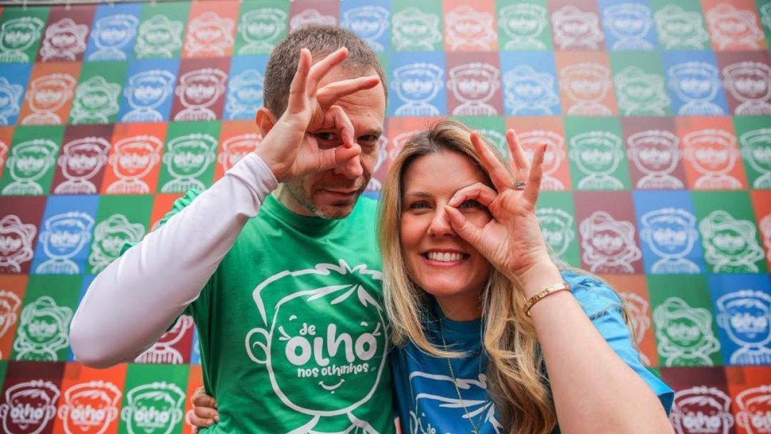 Campanha de Tiago Leifert e Daiana Garbin alerta sobre câncer ocular infantil