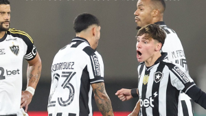 Botafogo vence Atlético-MG com um a menos e entra no G-4 do Brasileirão
