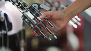 Vozes sintéticas criadas por IA estão muito semelhantes a vozes humanas, diz estudo