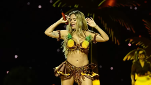 Karol G canta hits e esbanja sensualidade no palco da NFL