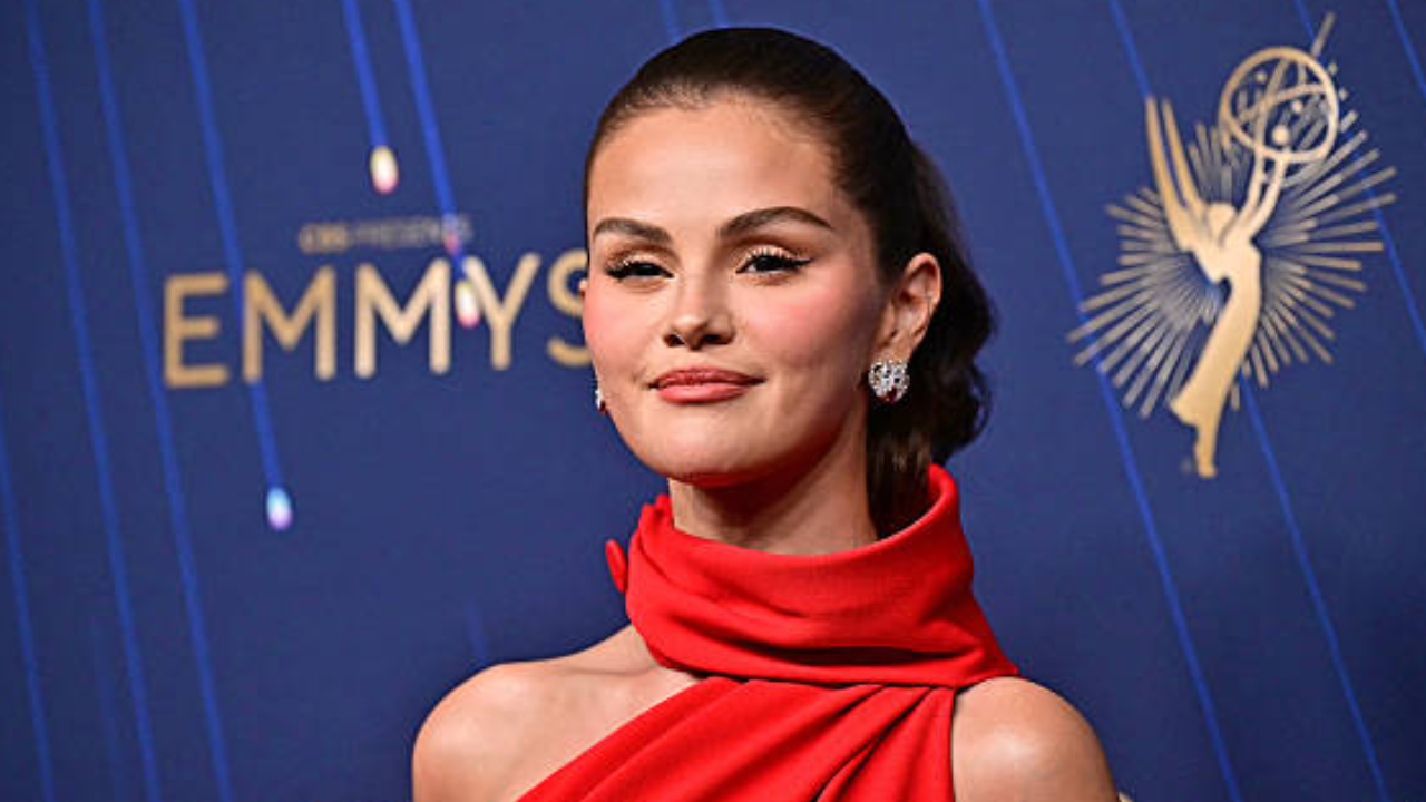 Selena Gomez usa Louis Vuitton no Emmy 2025 | Reprodução/Ferderic J.Brown/Getty Images Embed