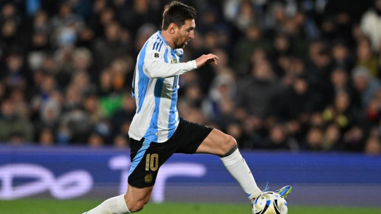 Lionel Messi em ação no jogo entre Argentina e Venezuela | Reprodução/ Luis Robayo/ AFP