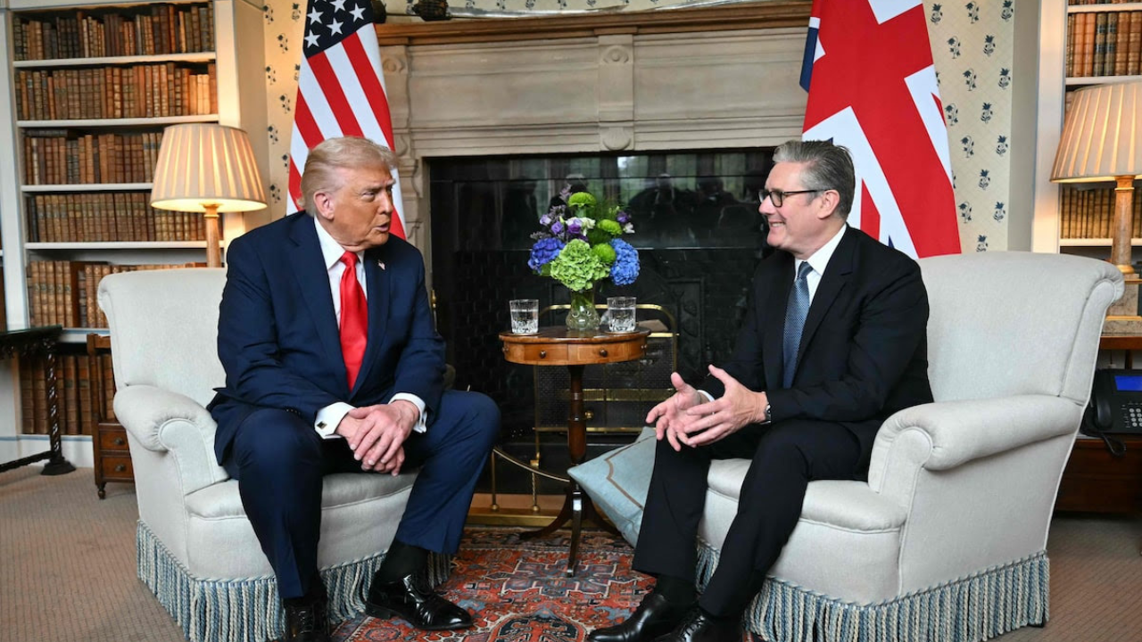 Primeiro-ministro do Reino Unido, Keir Starmer, conversa com o presidente dos Estados Unidos, Donald Trump (Foto: reprodução/Andrew Caballero-Reynolds/AFP/Getty Images Embed)