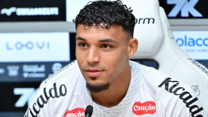 Victor Hugo celebra adaptação no Santos e sonha com estreia na Vila Belmiro