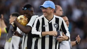 Textor afirma que cometeu erros que prejudicaram o futebol do Botafogo em 2025