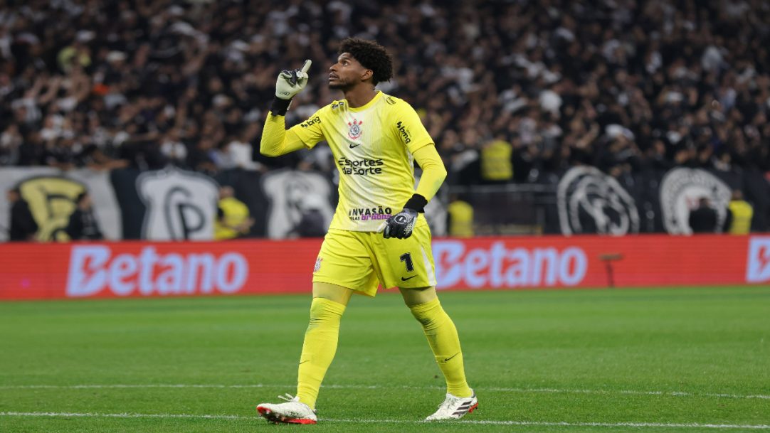 Hugo Souza comemora feito histórico e faz pedido