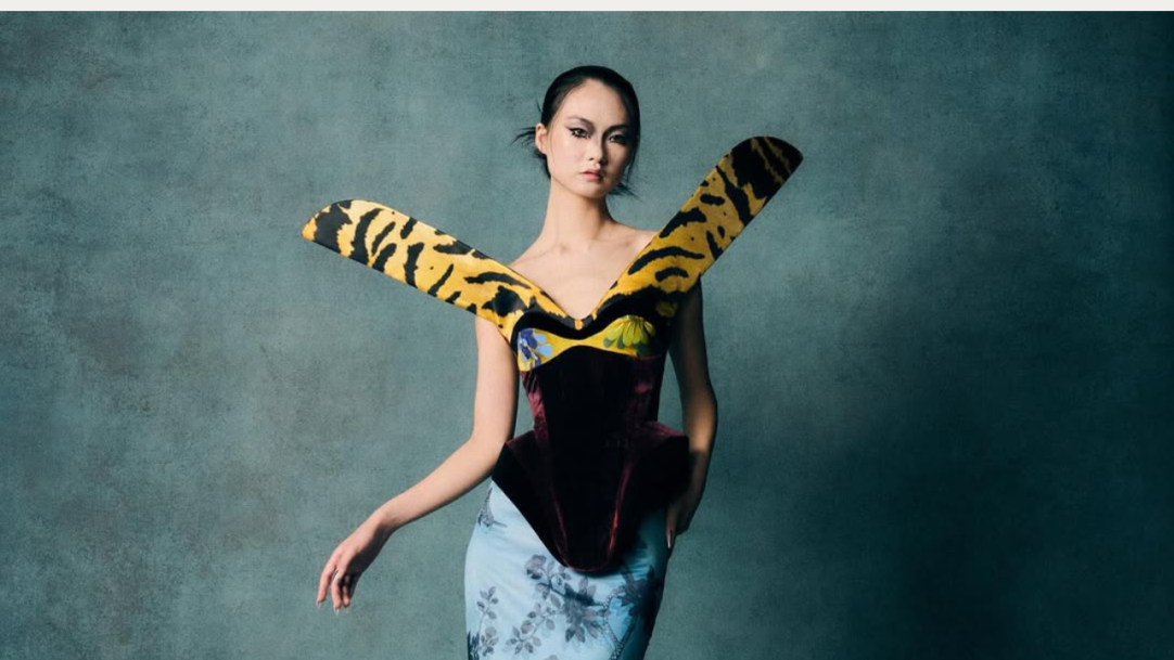 London Fashion Week: Harris Reed estreia com desfile inspirado em pássaros