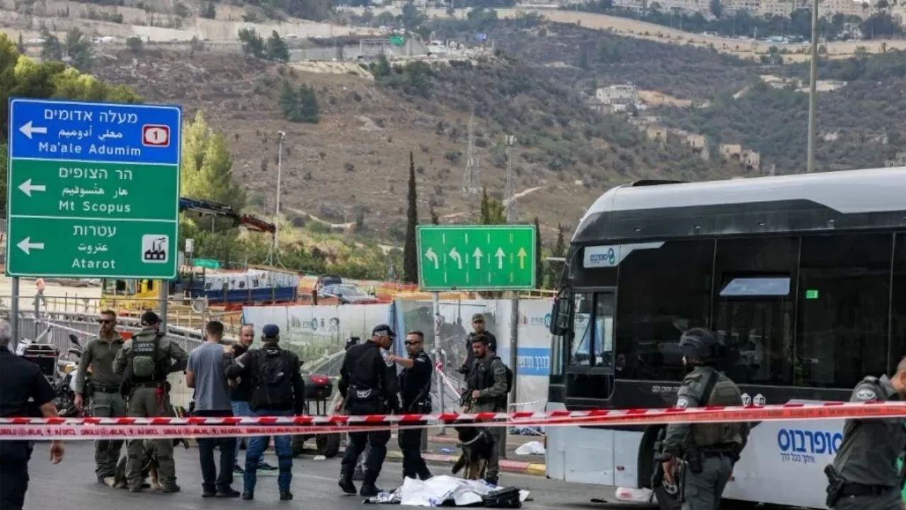 Ônibus de Jerusalém após o ataque | Reprodução/Uol Notícias/MENAHEM KAHANA/AFP