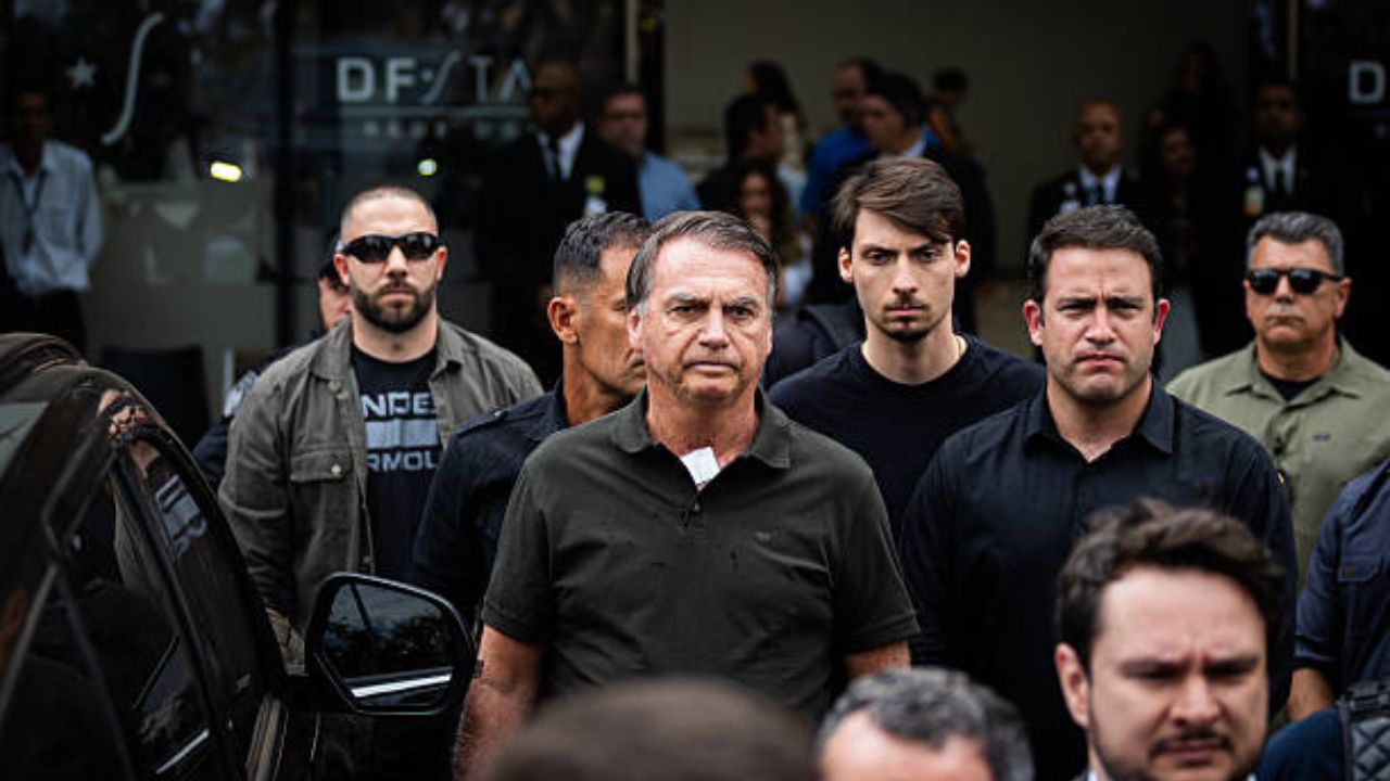 Bolsonaro deixa hospital acompanhado do filho, Jair Renan (esq) | Reprodução/Arthur Menescal/Bloomberg/Getty Images Embed