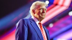 Donald Trump confronta jornalista e causa polêmica em coletiva