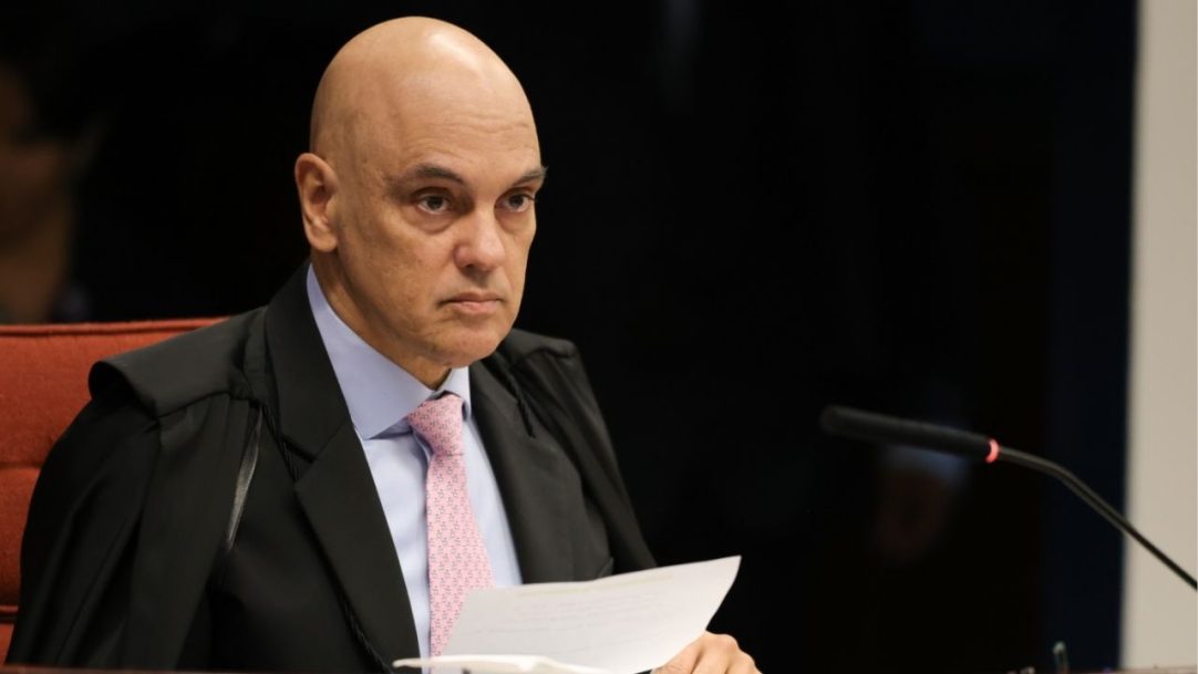 Moraes mostra slide em julgamento relacionando Bolsonaro como líder de organização criminosa
