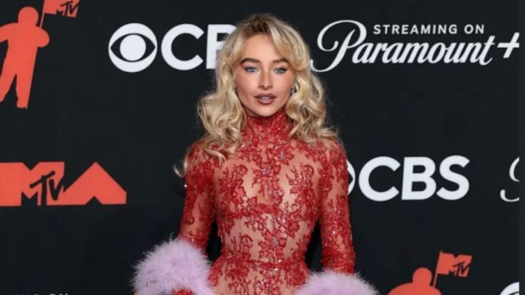 Sabrina Carpenter encanta em longo rendado vermelho no VMA 2025