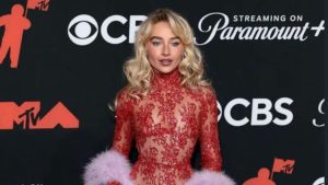 Sabrina Carpenter encanta em longo rendado vermelho no VMA 2025