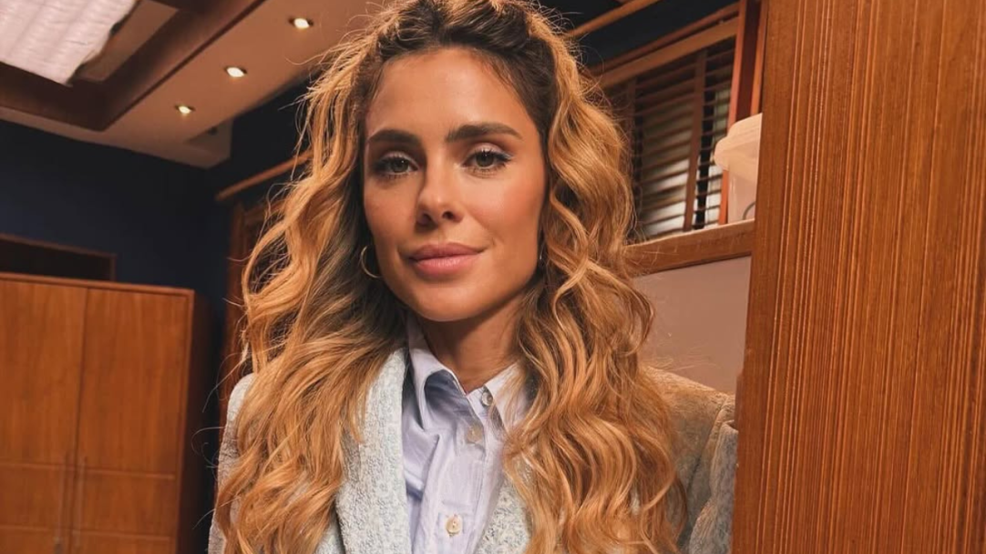 Carolina Dieckmmann compartilha fotos e anuncia novidades