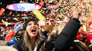 Taylor Swift estará hoje na Neo Química Arena para apoiar o noivo Travis Kelce