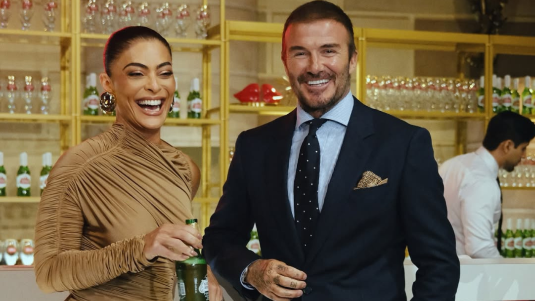 Juliana Paes brilha em Nova York e posa com David Beckham